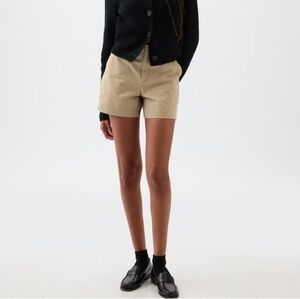 Gap Downtown Khaki 5" Short Size 4